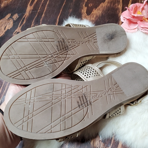 Kenneth Cole Reaction Gold Flat Leather Sandals - Picture 7 of 7